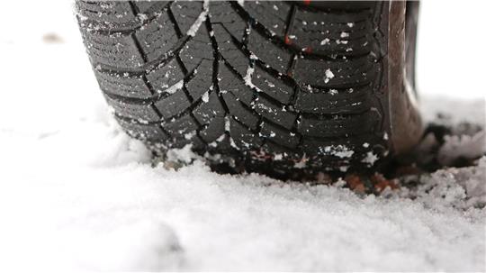 Auf den Straßen in Niedersachsen und Bremen kann es in den kommenden Tagen wieder rutschig werden. (Symbolbild)