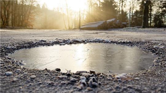 Auf den Straßen kann es wieder glatt werden (Archivbild). 