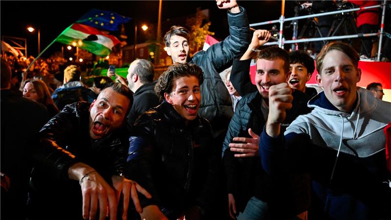 Auf den Straßen von Budapest kannte die Freude über die Abwahl Orbans keine Grenzen. 