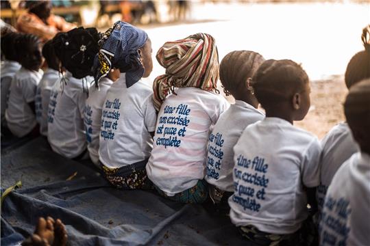 Auf den T-Shirts dieser Mädchen aus Guinea steht: „Ein unbeschnittenes Mädchen ist rein und vollständig“.
