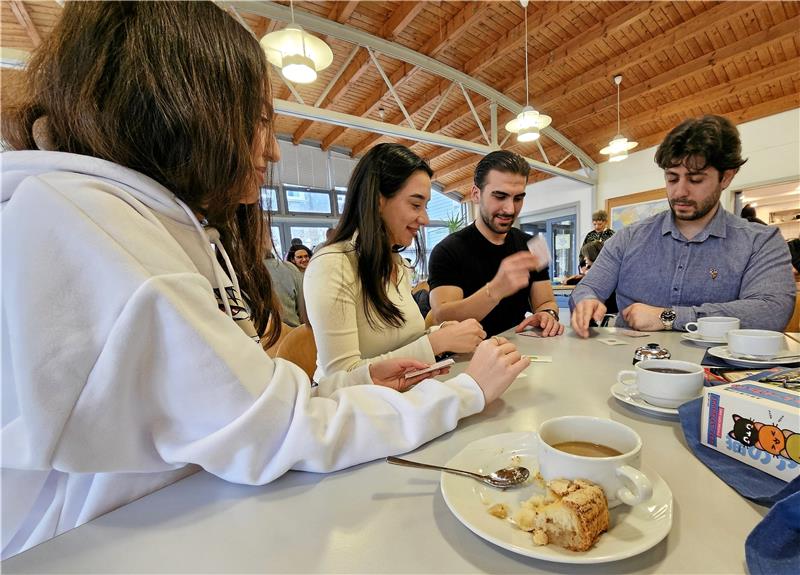 Spiele im „Internationalen Café“ brechen das Eis Auf den Tischen liegen Gesellschaftsspiele bereit. Wer sie schon kennt, kann gleich loslegen. Für wen sie neu sind, dem werden die Regeln durch ehrenamtliche Netzwerk-Helfer erklärt. Fotos: Potthast