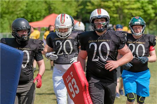 Auf den Trainingsjerseys steht das Gründungsdatum 2020. Einer der Initiatoren, Marc Schrader, hat sie gemeinsam mit seiner Frau im Keller bedruckt. Auf dem Sportplatz Goldene Aue bereiten sich die Spieler auf den Start in einer Liga vor. Das Teamlogo glänzt auf einem Helm. Foto: Drechsler