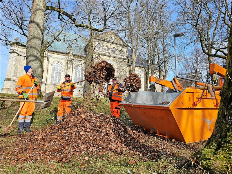 Oberharz: Frühjahrsputz vom Baubetriebshof Auf den Zellerfelder Terrassen ist das Laub weg. Foto: Potthast