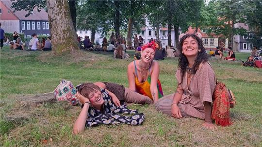 Auf den Zellerfelder Terrassen versammeln sich einige Teilnehmer des „Rainbow Gatherings“.