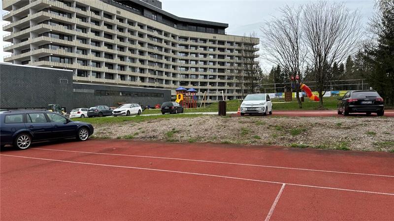 „Ahorn-Hotel“: Bald können die Kinder ins Spielehaus einziehen Auf den ehemaligen Tennisplätzen des ehemaligen Maritim-Berghotels will das Ahorn-Hotel eine Indoor-Spielanlage für Kinder und Jugendliche errichten.