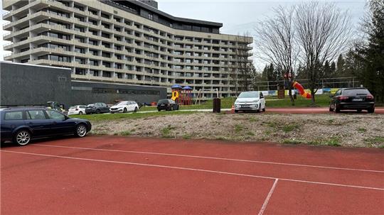 Auf den ehemaligen Tennisplätzen des ehemaligen Maritim-Berghotels will das Ahorn-Hotel eine Indoor-Spielanlage für Kinder und Jugendliche errichten.