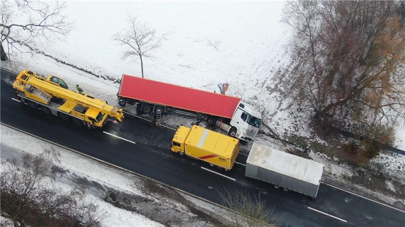 Auf den glatten Straßen kam es zu zahlreichen Unfällen.