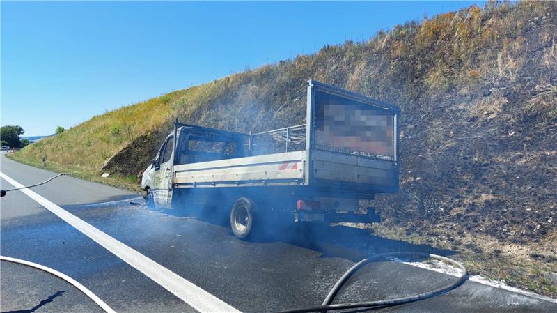 Transporter fängt Feuer auf der A 7: Fahrer kann sich retten Auf der A 7 fing ein Transporter plötzlich Feuer.