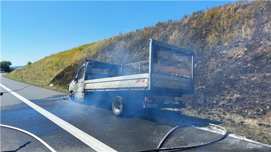 Auf der A 7 fing ein Transporter plötzlich Feuer.