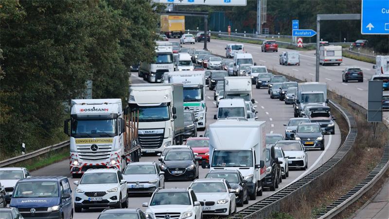 Auf der A1 bei Bremen war es bereits am Freitagmittag voll. 
