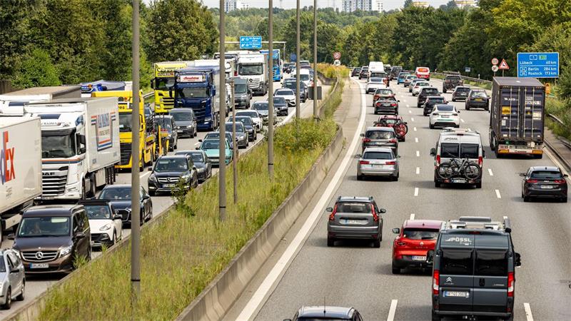 Staureichstes Wochenende erwartet - Verzögerungen um Hamburg Auf der A1 sorgen die Verkehrseinschränkungen auf der maroden Norderelbbrücke für Verzögerungen.