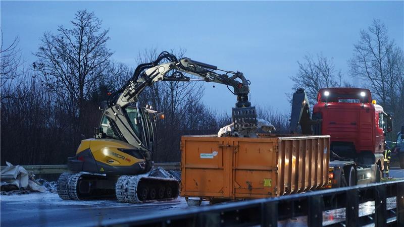 Drei Tote und elf Verletzte bei Unfallserie auf der A44 Auf der A44 im Kreis Paderborn haben nach einer Massenkarambolage Aufräumarbeiten begonnen.