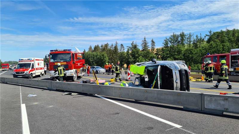 Drei Schwerverletzte von A7-Unfall nicht in Lebensgefahr Auf der A7 bei Seesen hat es am Sonntag einen schweren Unfall mit fünf Verletzten und drei Schwerverletzten gegeben. Die Unfallstelle zieht sich über eineinhalb Kilometer. Seit dem frühen Nachmittag rollt der Verkehr in Richtung Norden wieder. Foto: Feuerwehr Seesen