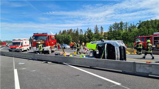 Auf der A7 bei Seesen hat es am Sonntag einen schweren Unfall mit fünf Verletzten und drei Schwerverletzten gegeben. Die Unfallstelle zieht sich über eineinhalb Kilometer. Seit dem frühen Nachmittag rollt der Verkehr in Richtung Norden wieder. Foto: Feuerwehr Seesen