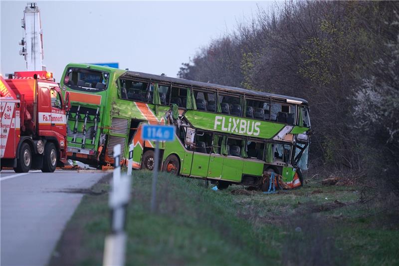 Viertes Todesopfer nach Busunfall auf A9 identifiziert Auf der A9 bei Leipzig ist ein Reisebus verunglückt.