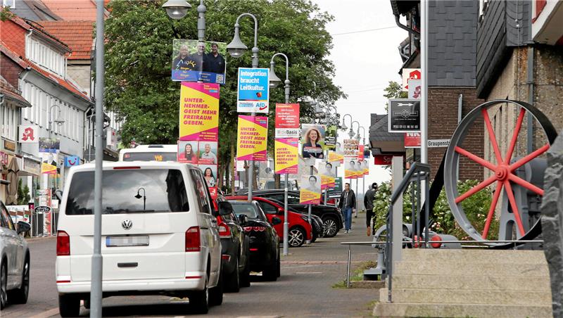 Auf der Adolph-Roemer-Straße in Clausthal-Zellerfeld hängen Wahlplakate.
