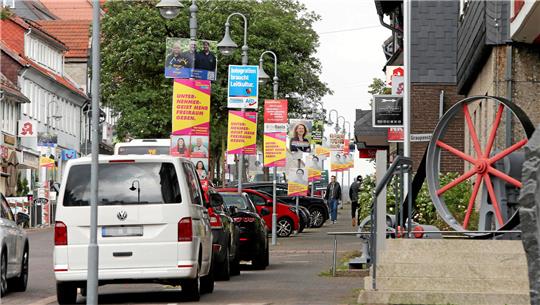 Auf der Adolph-Roemer-Straße in Clausthal-Zellerfeld hängen Wahlplakate.

