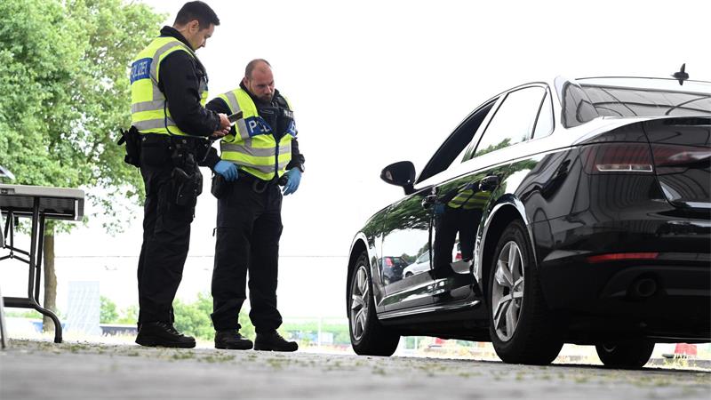 Auf der Autobahn 30 bei Bad Bentheim gibt es weiter eine stationäre Grenzkontrolle. (Archivbild)