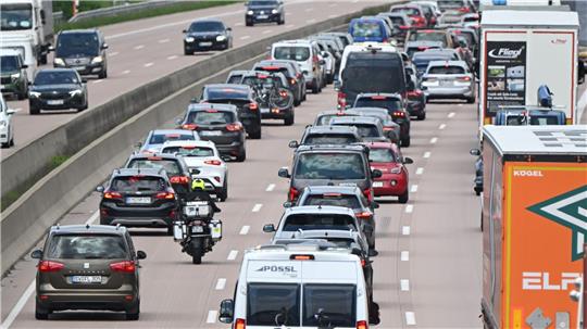 Auf der Autobahn 7 im Norden der Region Hannover bildete sich am Freitag bereits Stau. 