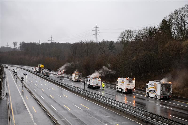Wieder freie Fahrt auf der A7 – mit eingeschränktem Tempo Auf der Autobahn 7 sind 15 Spezialfahrzeuge im Einsatz, die die Fahrbahn mit Wasserdruck von bis zu 2500 bar reinigen können. Foto: Swen Pförtner/DPA
