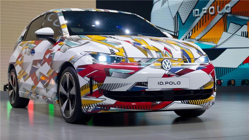 VW startet Bau günstigerer E-Autos – aber nur in Spanien Auf der Automesse IAA Mobility in München war der ID. Polo im September noch im bunten Tarnkleid zu sehen. (Archivbild)