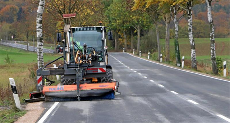 Auf der B 248 bei Neuekrug laufen am Freitagmittag Restarbeiten, um die Strecke freigeben zu können.