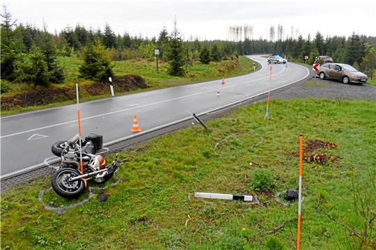 Auf der B 4 zwischen Braunlage und Tanne ist im Mai ein 71-jähriger Niederländer tödlich verunglückt. Er war mit seinem Motorrad auf nasser Fahrbahn von der Straße abgekommen und gegen einen Baumstumpf geprallt.  Archivfoto: Polizei