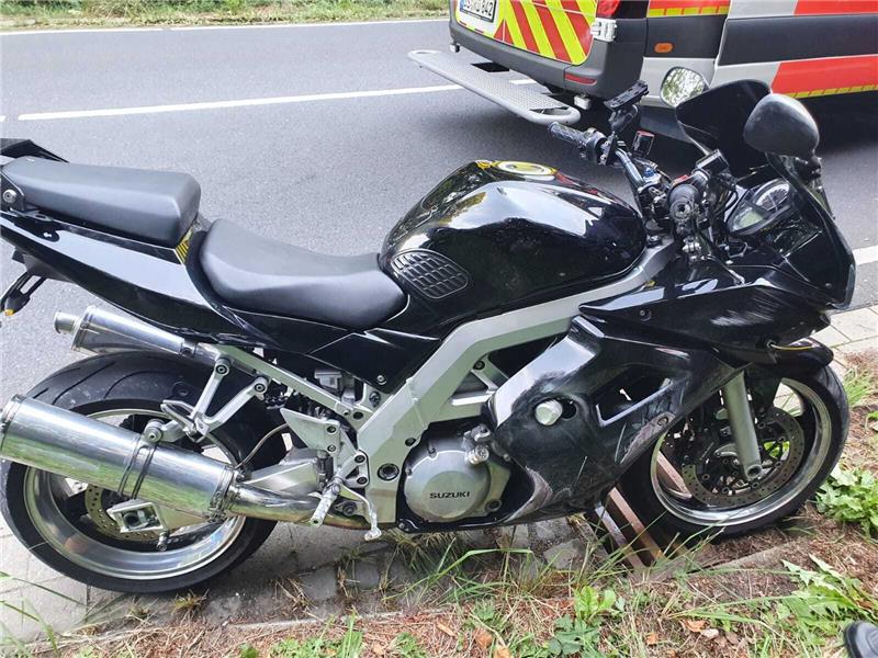 B241: Motorradfahrer verletzt sich schwer Auf der B241 ist ein Motorradfahrer aus Peine von der Fahrbahn abgekommen. Fotos: Polizei