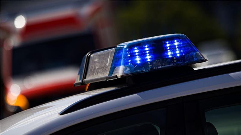 Ein Blaulicht auf einem Polizeifahrzeug.