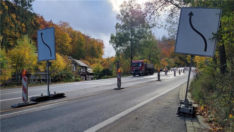 B4-Baustelle bei Bad Harzburg: Sperrung noch einmal verlängert Auf der B4 bei Bad Harzburg ist in doppelter Hinsicht noch etwas Geduld gefragt: Die dortige Teilsperrung gilt noch gut drei Wochen. Für Autofahrer kann es dadurch insbesondere dann länger dauern, wenn sie einen Lastwagen vor sich haben.