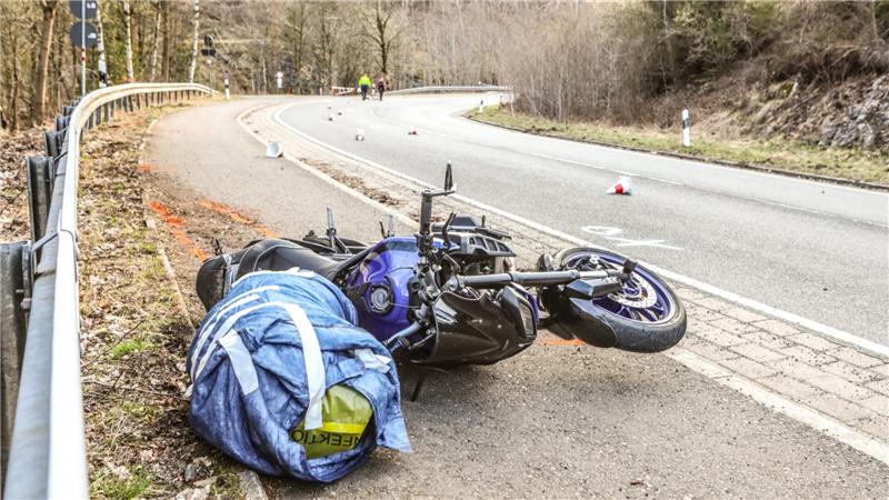 Ein Motorrad liegt in einer Kurve.