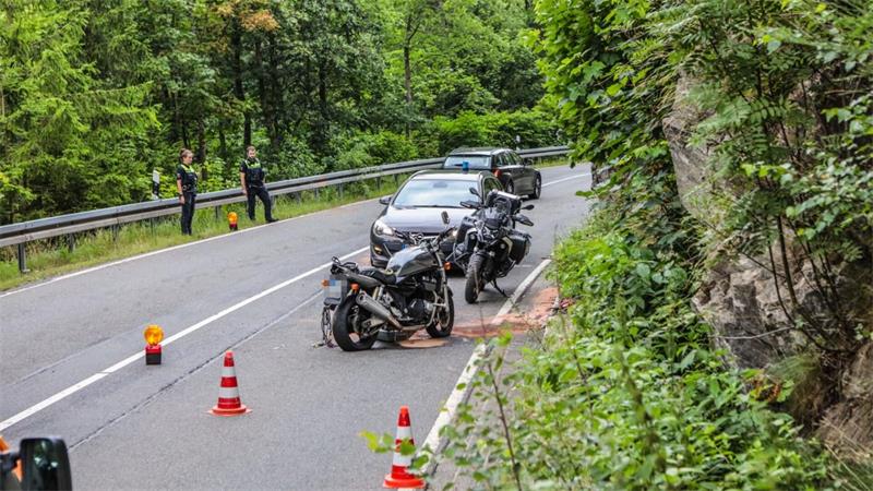 Auf der B498 kommt es am Samstagnachmittag zu einem Motorradunfall.