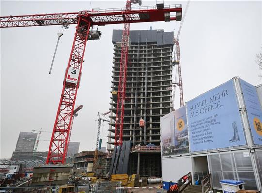 Auf der Baustelle ruhen wegen Finanzproblemen der Signa Holding seit Oktober die Arbeiten.