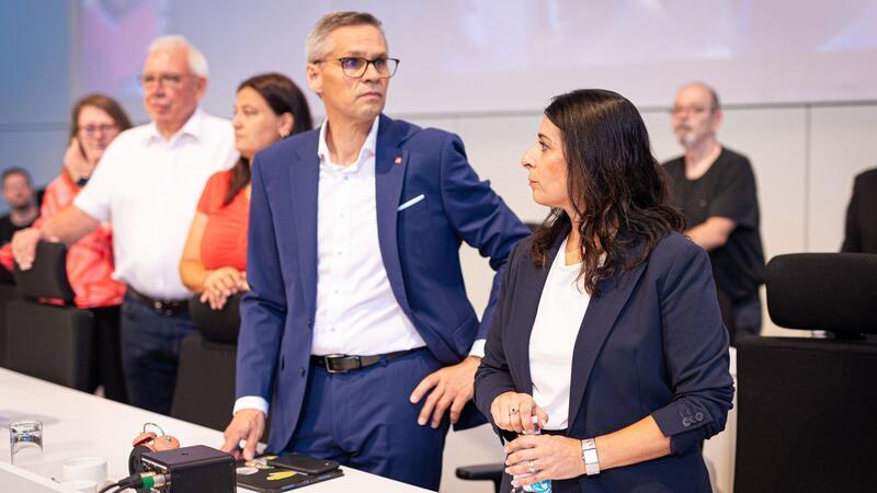 Auf der Betriebsversammlung in Wolfsburg kündigen IG Metall und Betriebsrat erbitterten Widerstand gegen die jüngsten Sparpläne an.