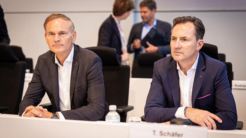Auf der Betriebsversammlung in Wolfsburg verteidigen die VW-Vorstände ihre jüngsten Sparpläne.