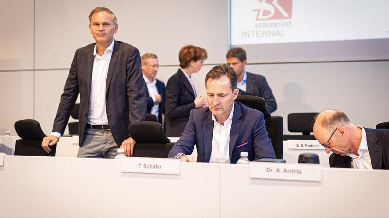 Auf der Betriebsversammlung in Wolfsburg verteidigen die VW-Vorstände ihre jüngsten Sparpläne.