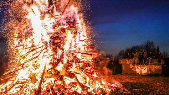Auf der Bockswieser Höhe lodern die Flammen in die Oberharzer Nacht.