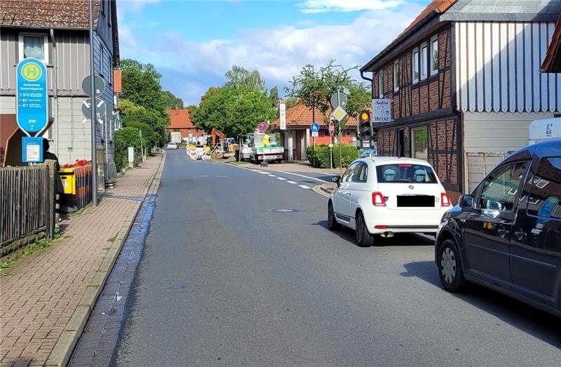 Auf der Breiten Straße, zwischen den Abzweigen zur Bahnhofstraße und zur Straße Herbrink, ist aufgrund des Haltestellen-Umbaus nur eine Fahrbahnseite passierbar. Deshalb werden mehrere Ampeln installiert. Foto: Exner