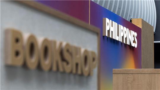 Auf der Buchmesse sind philippinische Autorinnen und Autoren live zu erleben.