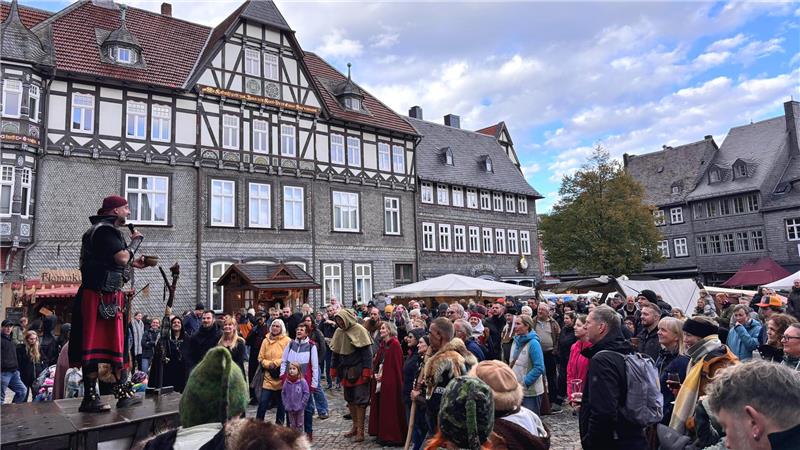 Auf der Bühne des Kaisermarktes wird ein unterhaltsames Programm geboten.