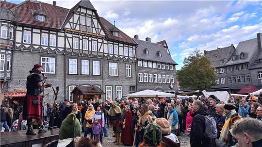 Auf der Bühne des Kaisermarktes wird ein unterhaltsames Programm geboten.