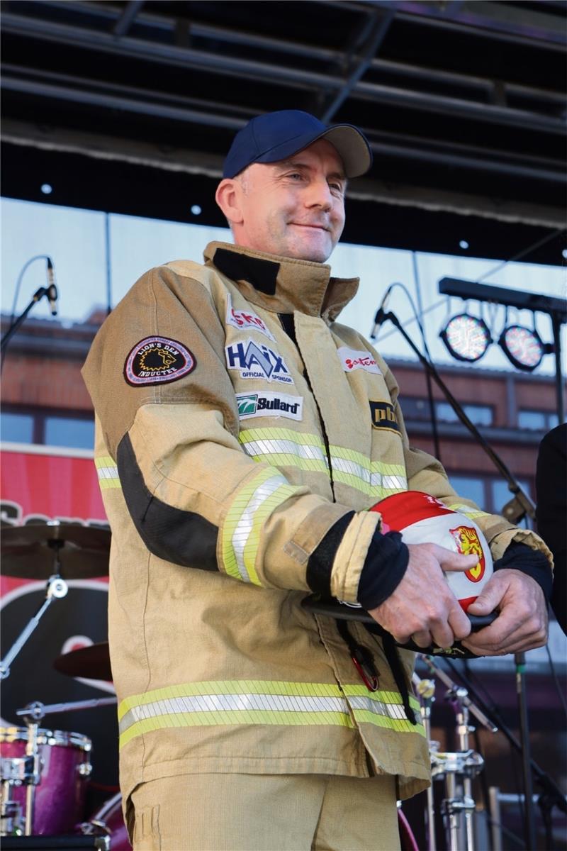 Verkaufsoffener Sonntag mit Grill-Nachspeisen vom Weltmeister Auf der Bühne in Seesen: Magnus Hirschfeld aus Rhüden hat die Weltmeisterschaft „Ü50 Firefit Team“ in Kanada gewonnen. Foto: Neuendorf