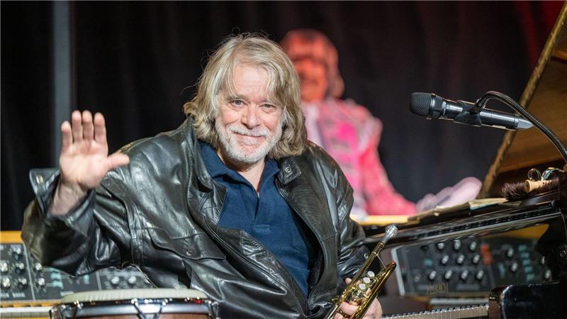 Helge Schneider wird 70 - und macht weiter Quatsch und Musik Auf der Bühne ist der Unterhaltungskünstler schon seit mehreren Jahrzehnten zu Hause. (Archivbild)