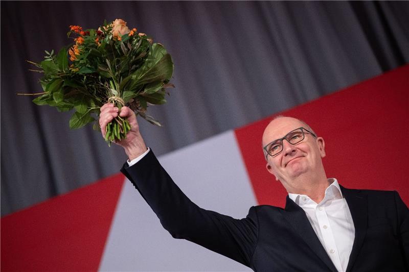 Dietmar Woidke bleibt SPD-Vorsitzender in Brandenburg Auf der Bühne mit einem Blumenstrauß: Dietmar Woidke.