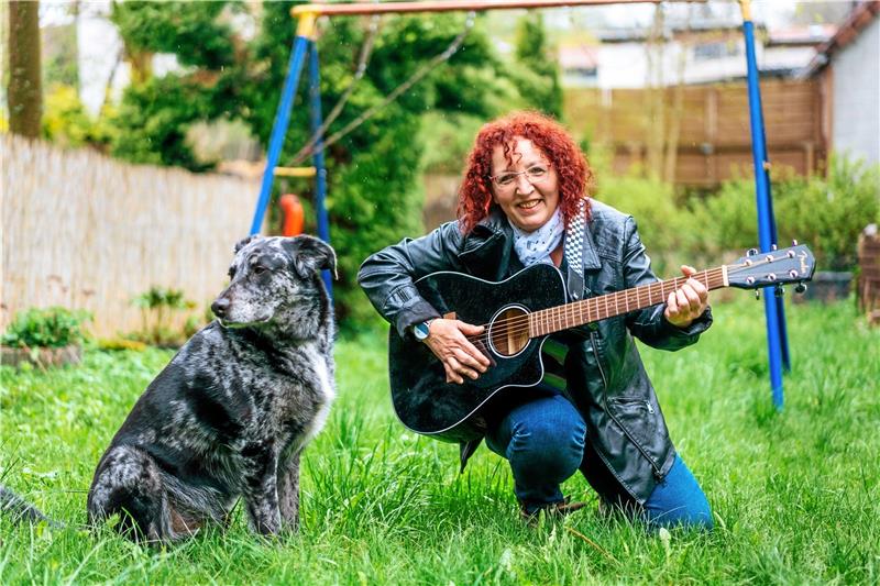 Auf der Bühne stehen sei für Katja Nowotny wie eine Droge, erklärt sie. Hunde-Freund „Herzog“ sorgt mit langen Spazierengängen für Inspiration bei Frauchen.  Foto: Brabanski