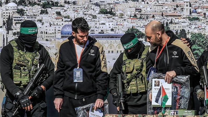 Islamisten lassen drei weitere Geiseln im Gazastreifen frei Auf der Bühne vorgeführt: die Geiseln unmittelbar vor ihrer Freilassung.