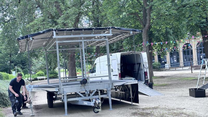 Auf der Bühne wird Live-Musik gemacht. Unter anderem kommt die argentinische Band Aquirres.