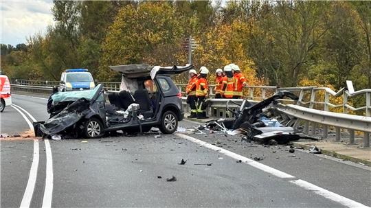 Auto stürzt nach Unfall in Mittellandkanal - drei Tote Auf der Bundesstraße 4 hat es einen schweren Unfall gegeben.