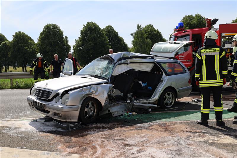 Auf der Bundesstraße 6 kurz vor Haverlah ist es am späten Donnerstagvormittag zu einem schweren Verkehrsunfall gekommen. Dabei stieß ein Auto mit einem Lastwagen zusammen. Foto: Phil-Kevin Lux-Hillebrecht