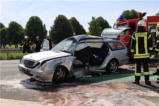 Auf der Bundesstraße 6 kurz vor Haverlah ist es am späten Donnerstagvormittag zu einem schweren Verkehrsunfall gekommen. Dabei stieß ein Auto mit einem Lastwagen zusammen. Foto: Phil-Kevin Lux-Hillebrecht